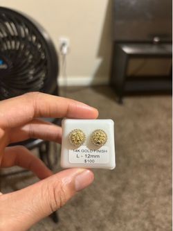 gold earrings