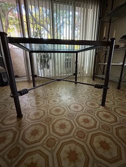 Free Glass table with iron frame