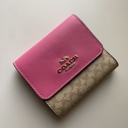 Coach small trifold Wallet in signature Canvas