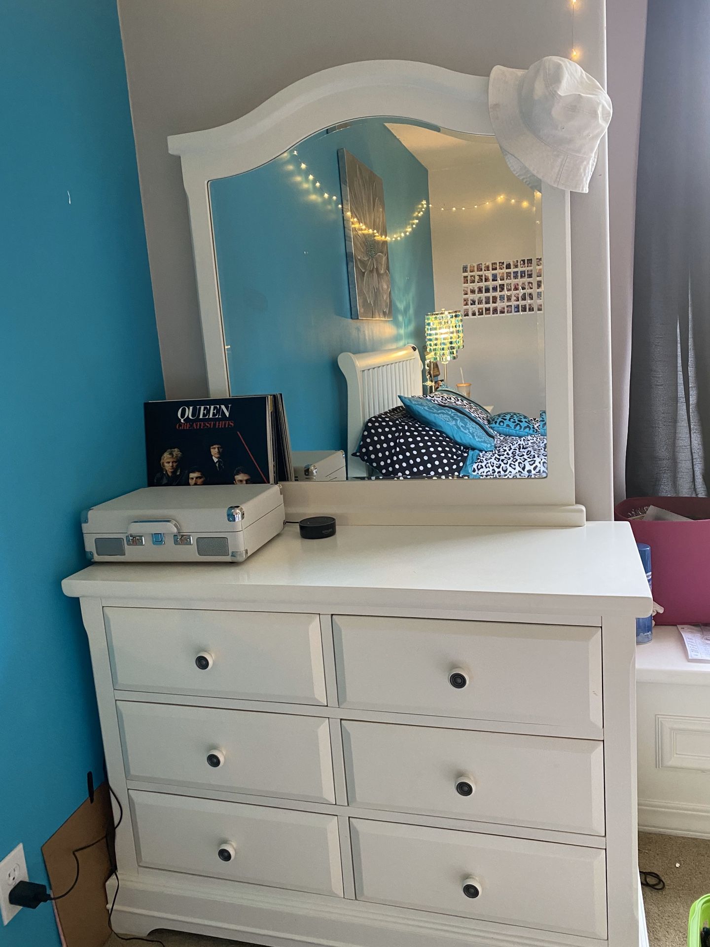 For sale young Girls bedroom set, night stand and dresser