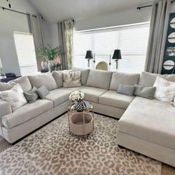 SECTIONAL COUCH BRAND NEW CONDITION SUPER CLEAN AND COMFY  ASKING 790$