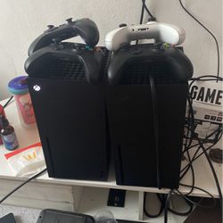 2 Xbox Series 4 Controllers 