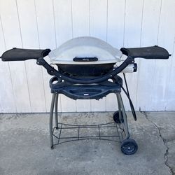 Clean Weber Q200 BBQ grill w/ Stand And cover, New Over $500!