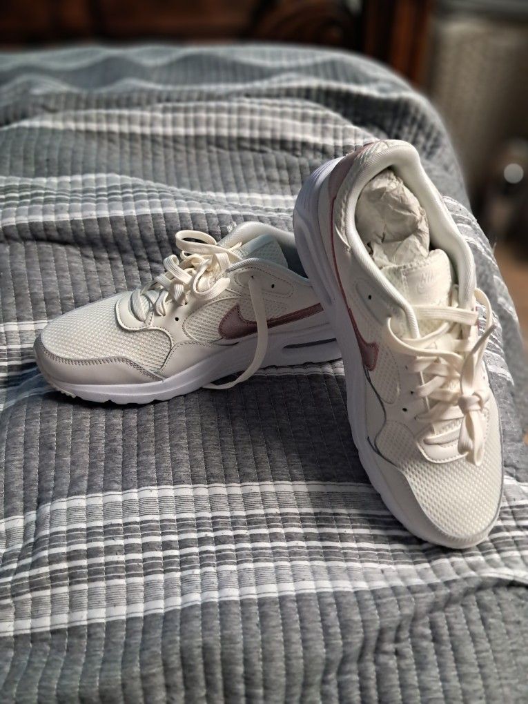 New Womans Size 9 Nike Shoes