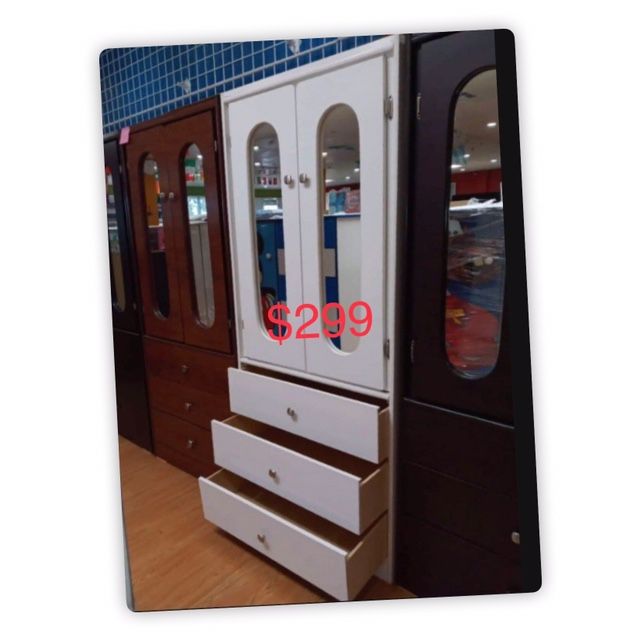 Wardrobe /Guardaropa