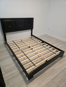 Cama queen negra