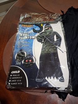 Fade in an out phantom child size M 8_10 no tear in good condition