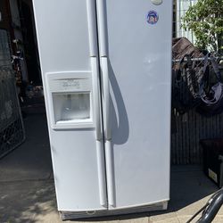 Refrigerador Disponible En Stockton Travaja Muy Bien $200