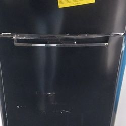 NEW REFRIGERATOR MAGIC CHEF 7.4 CB FEET .