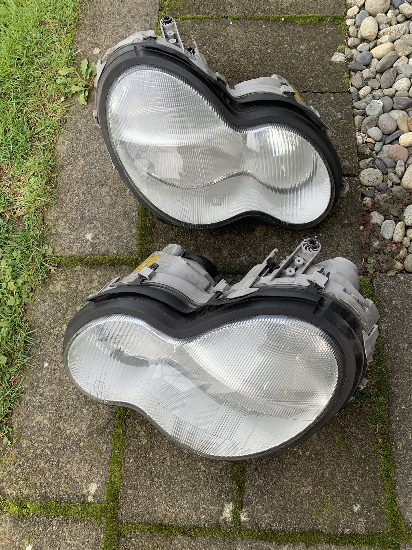 Headlight for Mercedes C320. 