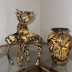 2 kissing giraffes & vase