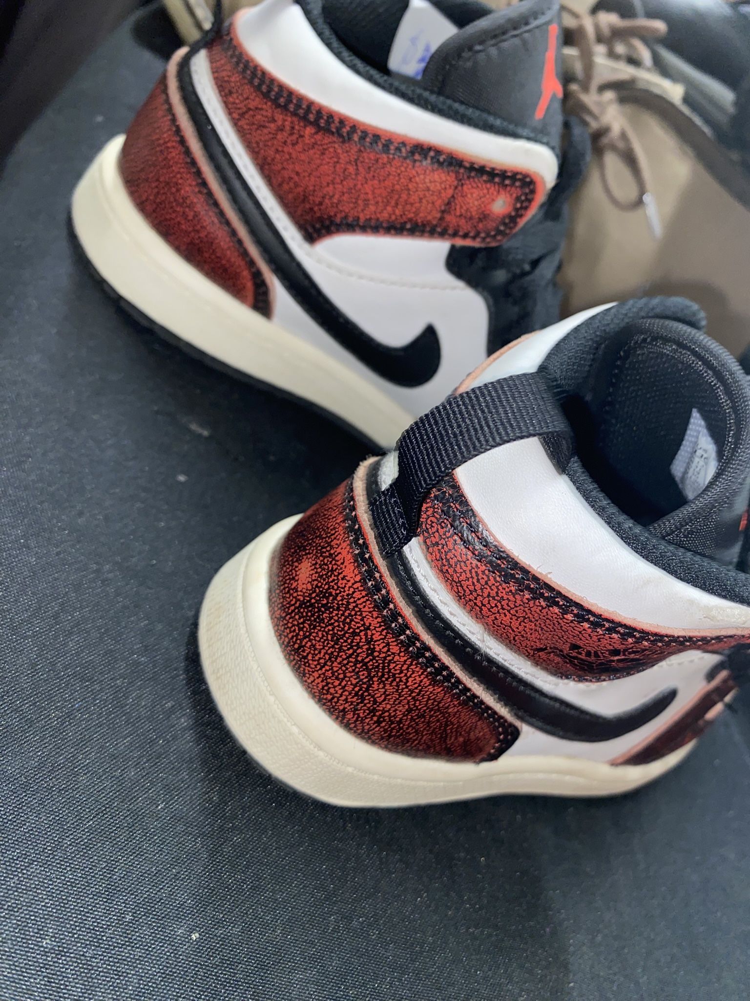 Air Jordan 1 Mid "Infrared" sneakers