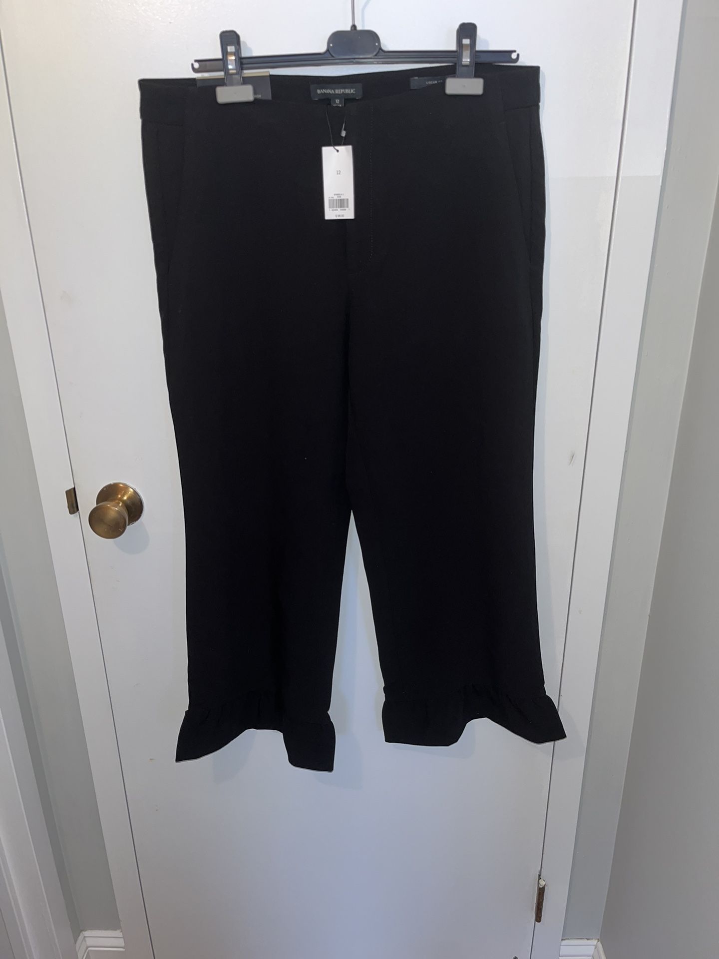 Banana Republic Woman’s mid-rise Blk straight fit through hip & thigh cropped Trouser. Size 12 NWT. New. Detailed flared bottom.70% polyester 27% ray