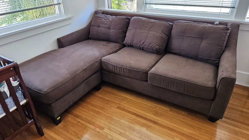 L-Shaped Sectional Couch With Chaise
