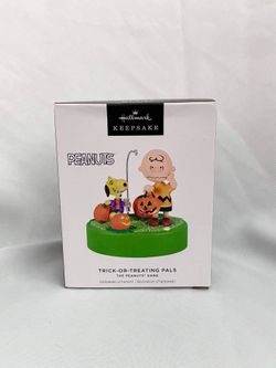 Hallmark Keepsake, Peanuts Charles M. Schulz Gang “Trick-or-Treating Pals" Halloween Ornament - It's the Great Pumpkin, Charlie Brown
