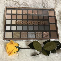 Eyeshadow Palette with Neutral and Glitter Shades