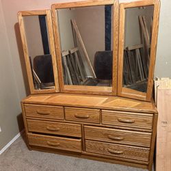 Dresser With Mirror Cabinets. 
