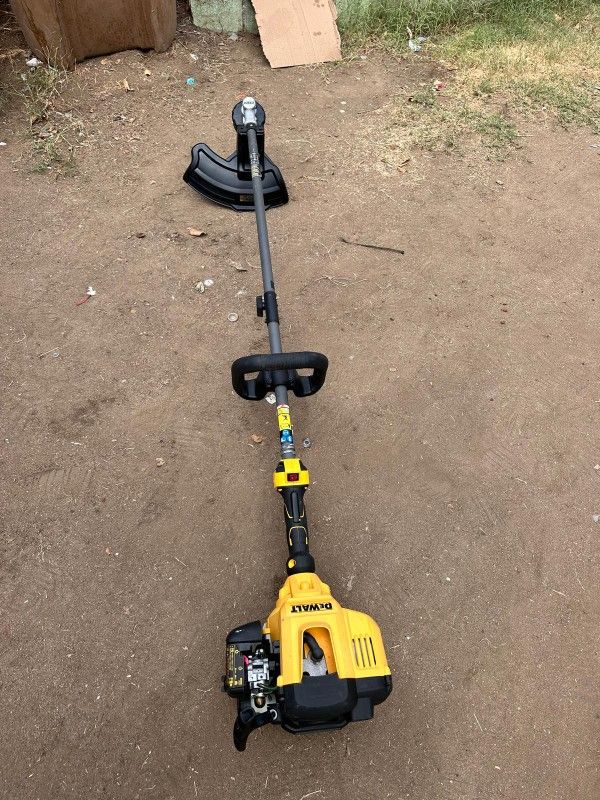 DEWALT La Cortadora de Hilo DCST970PR de 60 V MAX Está Diseñada para Superar el Sobrecrecimiento y Resistir el Uso Diariamente Pesado. Cuenta con un m