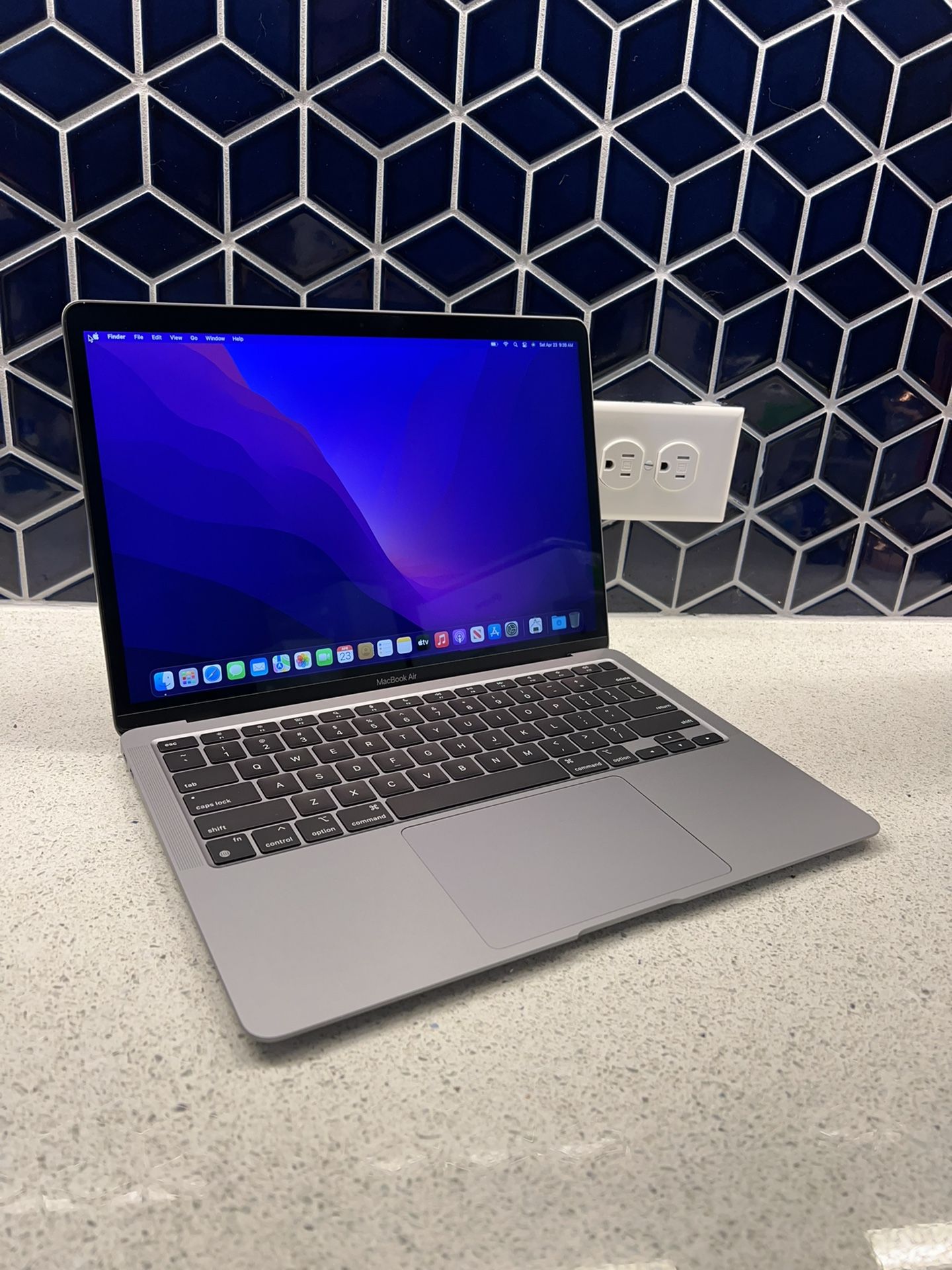 Apple 2020 13” MacBook Air M1 chip 8GB ram 256SSD! Like new!