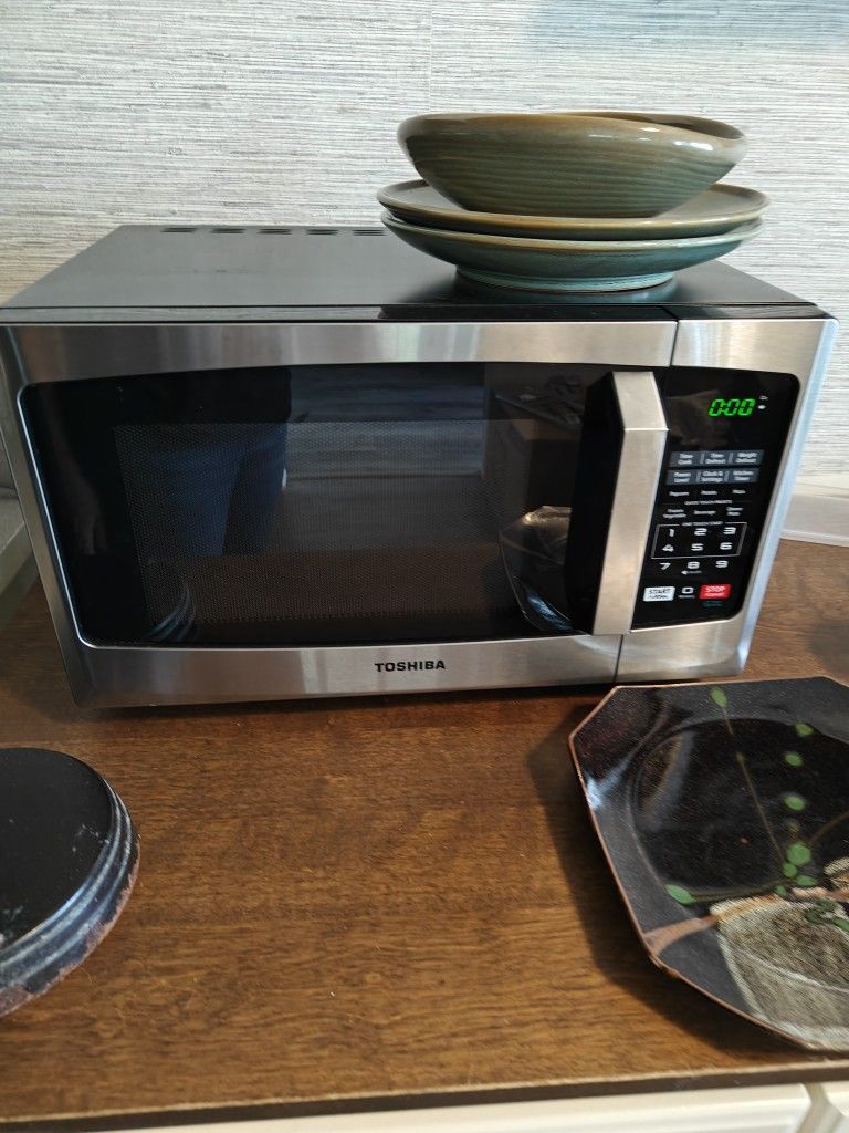 Toshiba Microwave Excellent Condition Near New