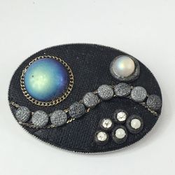 BROOCH 