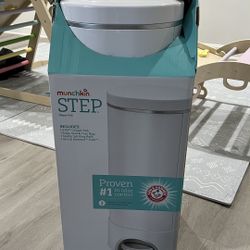 Munchkin Step Pail