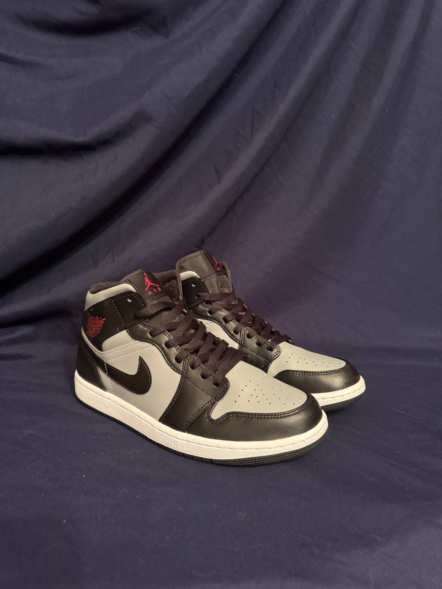 Jordan 1 Mid (Shadow Red)