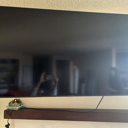 Samsung 55” 4K Smart TV + Pivoting Wall Mount