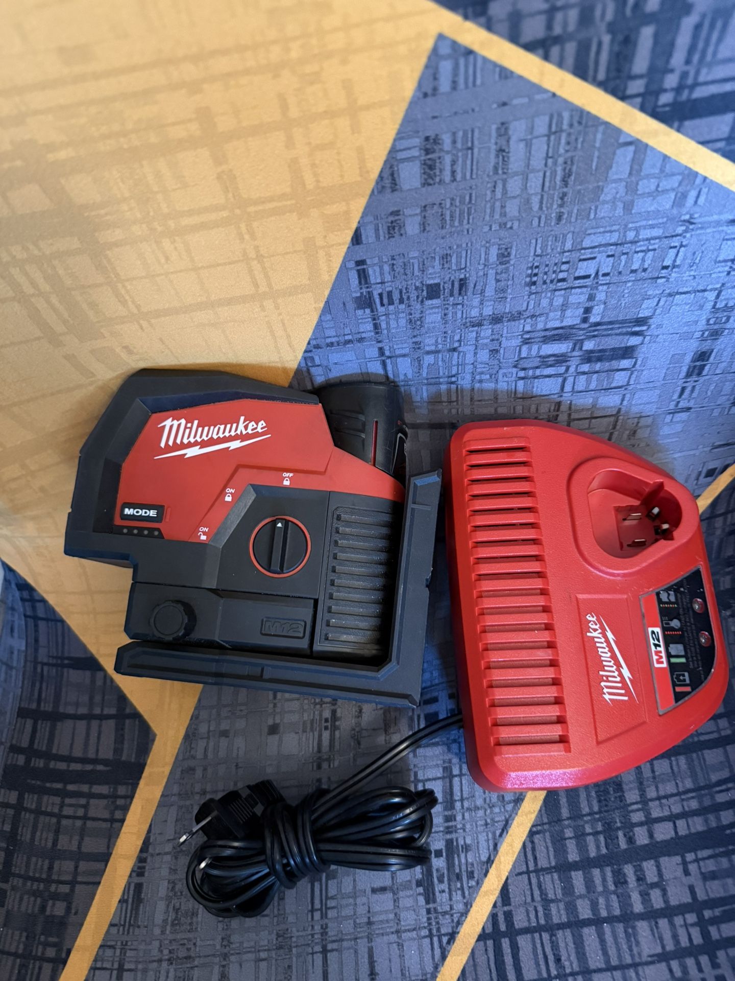 Milwaukee M12 Gren Cross Line & Plumb Points Lazer With Battery And Charger