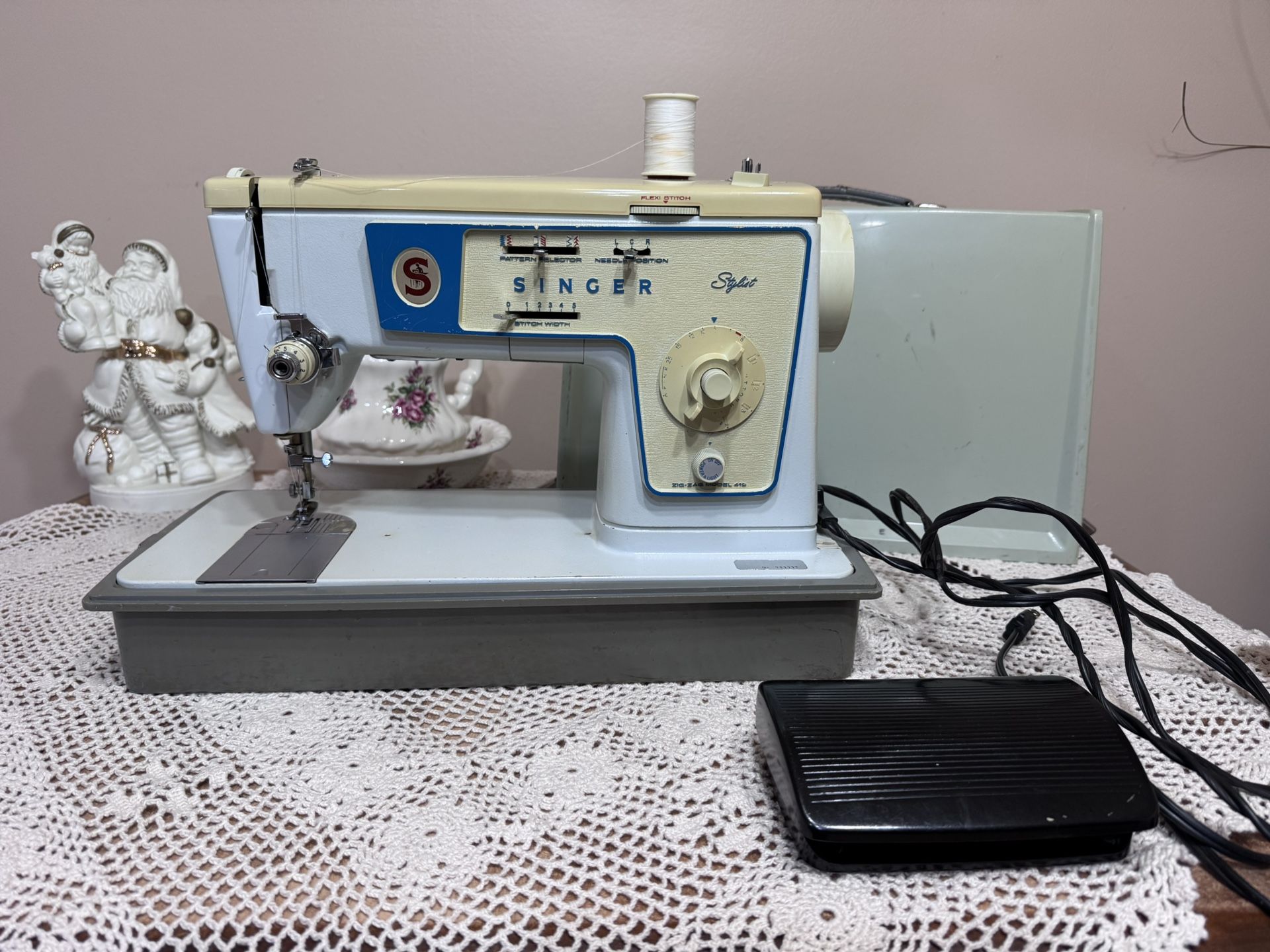 Vintage Singer Stylist Zig-Zag Sewing Machine – Works Great – Made in Canada