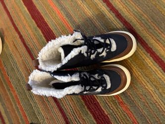 Kids snow boots size 9