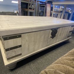 Lift Top Farmhouse Style Coffee Table 