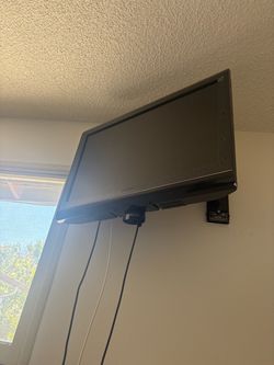 TV and wall mount 30” screen