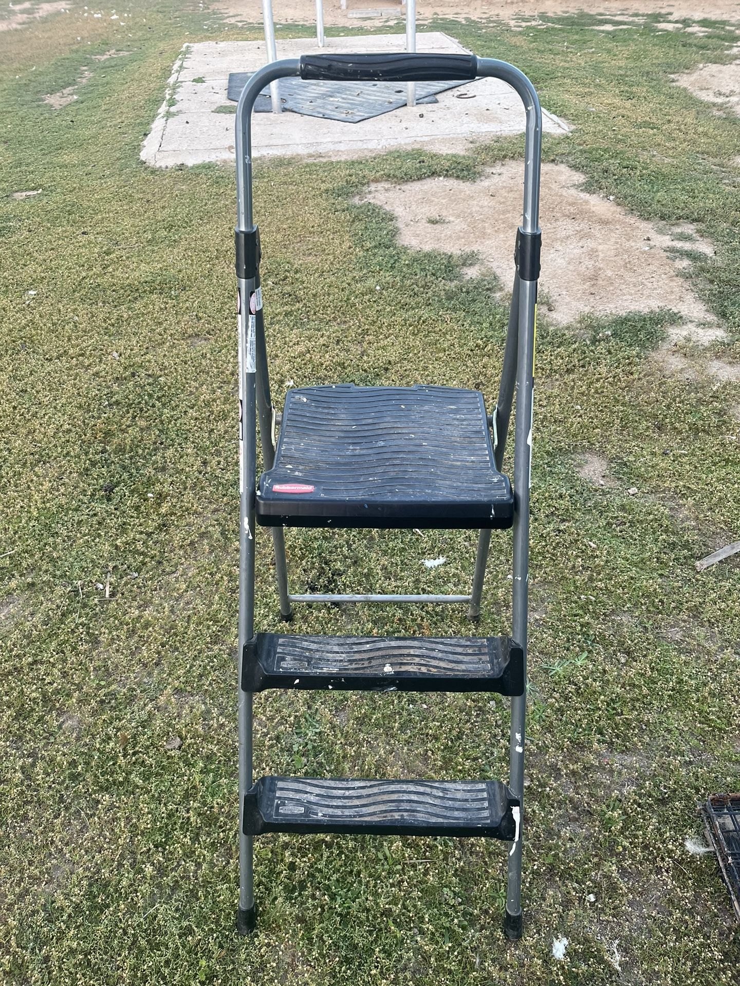 Rubber Maid Ladder RM-LWS3. Duty Rating 225 Lb. See pictures for more details.