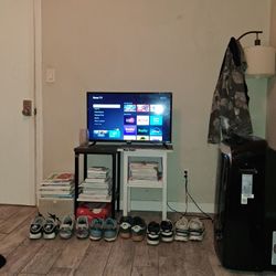 Element Roku TV.  Smart TV. I Have The Controller 