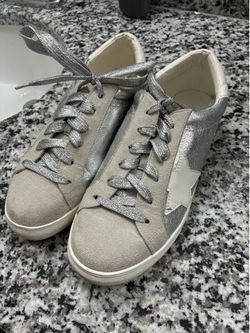 Ladies tennis shoes lightly worn