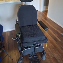 Quantum iLevel Power Wheelchair – Elevating Seat – 2020 Model – Excellent Condition