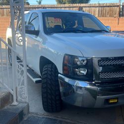 Chevi Silverado V8 Motor 4.8 L 4 Doors New Tires And Suspension Replacement Clean Tile Runs Good $11.600 Or Best Offer Come And Check Not Compromise 