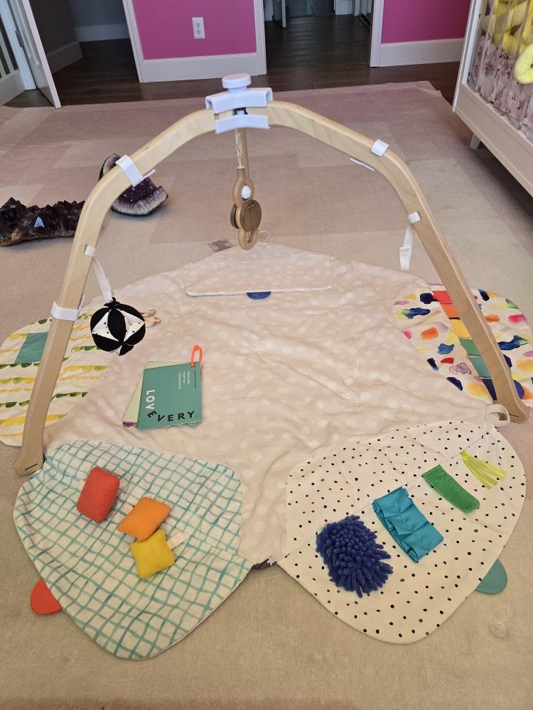 LOVEVERY Baby Gym.