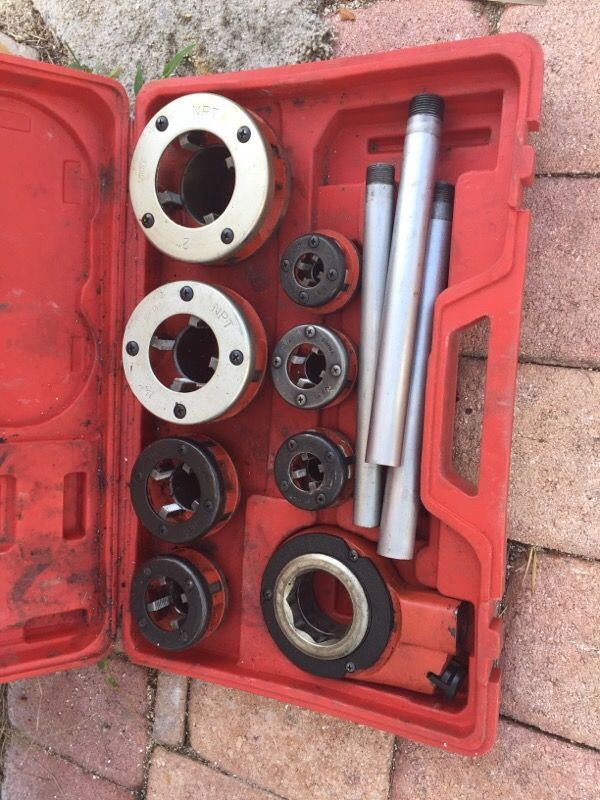 Manual pipe threader