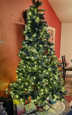 7.5 pre lit Christmas tree