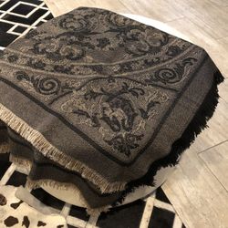 Shawl or scarf Black and golden color.