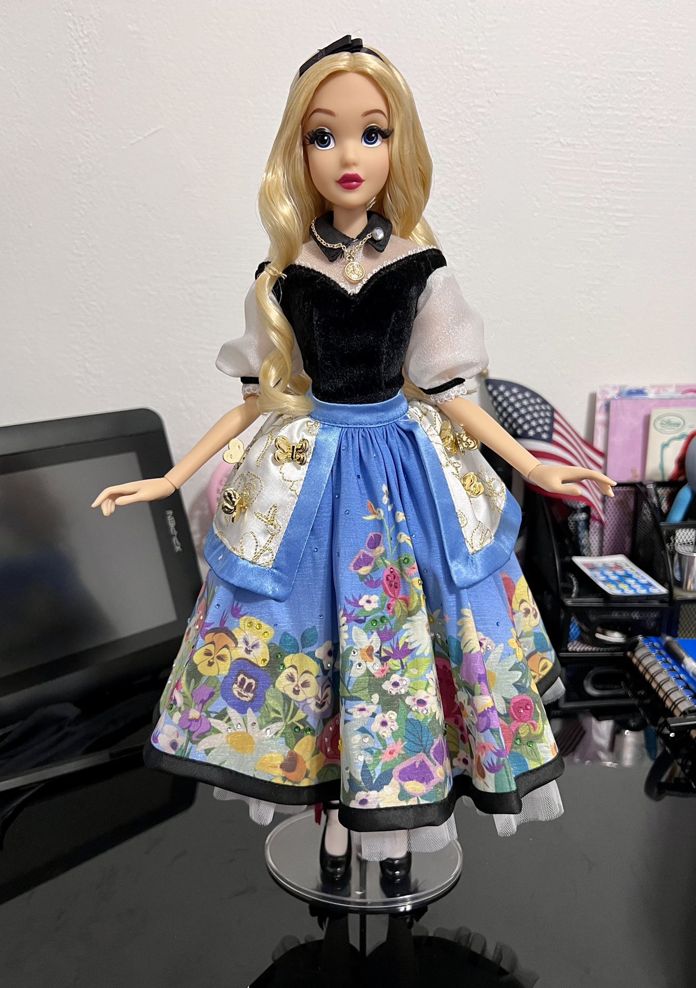 Alice In Wonderland Limited Edition Of 3000 Doll Aniversary