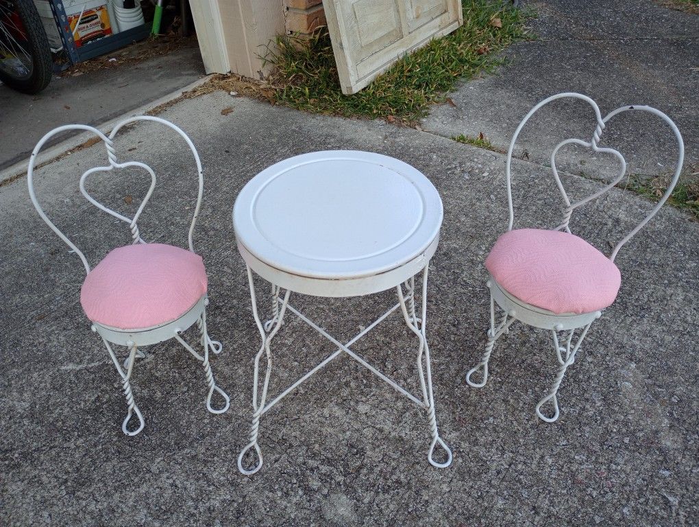 Vintage Wrought Iron Doll Ice Cream Parlor Table and Chairs *40.00 Firm*