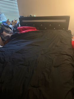 Queen Size Bed with 4 Under Drawers