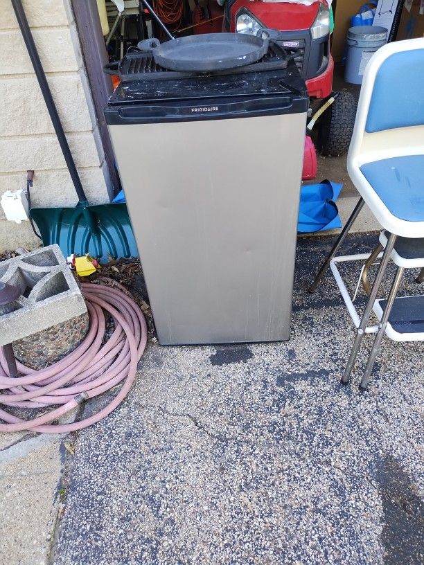 32 X 18 1/2 Refrigerator For College Carol Stream 60188