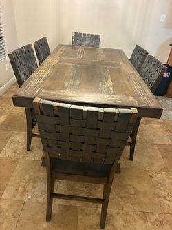 Dinning table from rooms to go