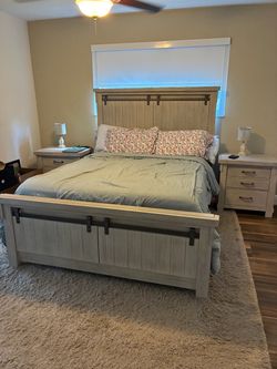 Farmhouse style queen size bedroom set