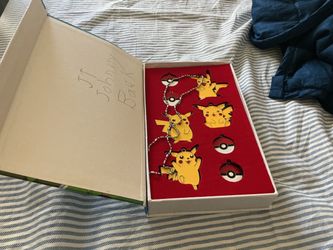 Pokémon necklace and pin box set