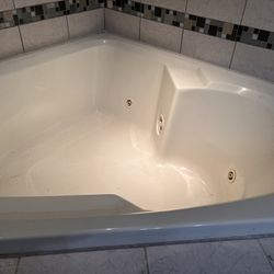 A corner Jacuzzi. Measurements on a picture.